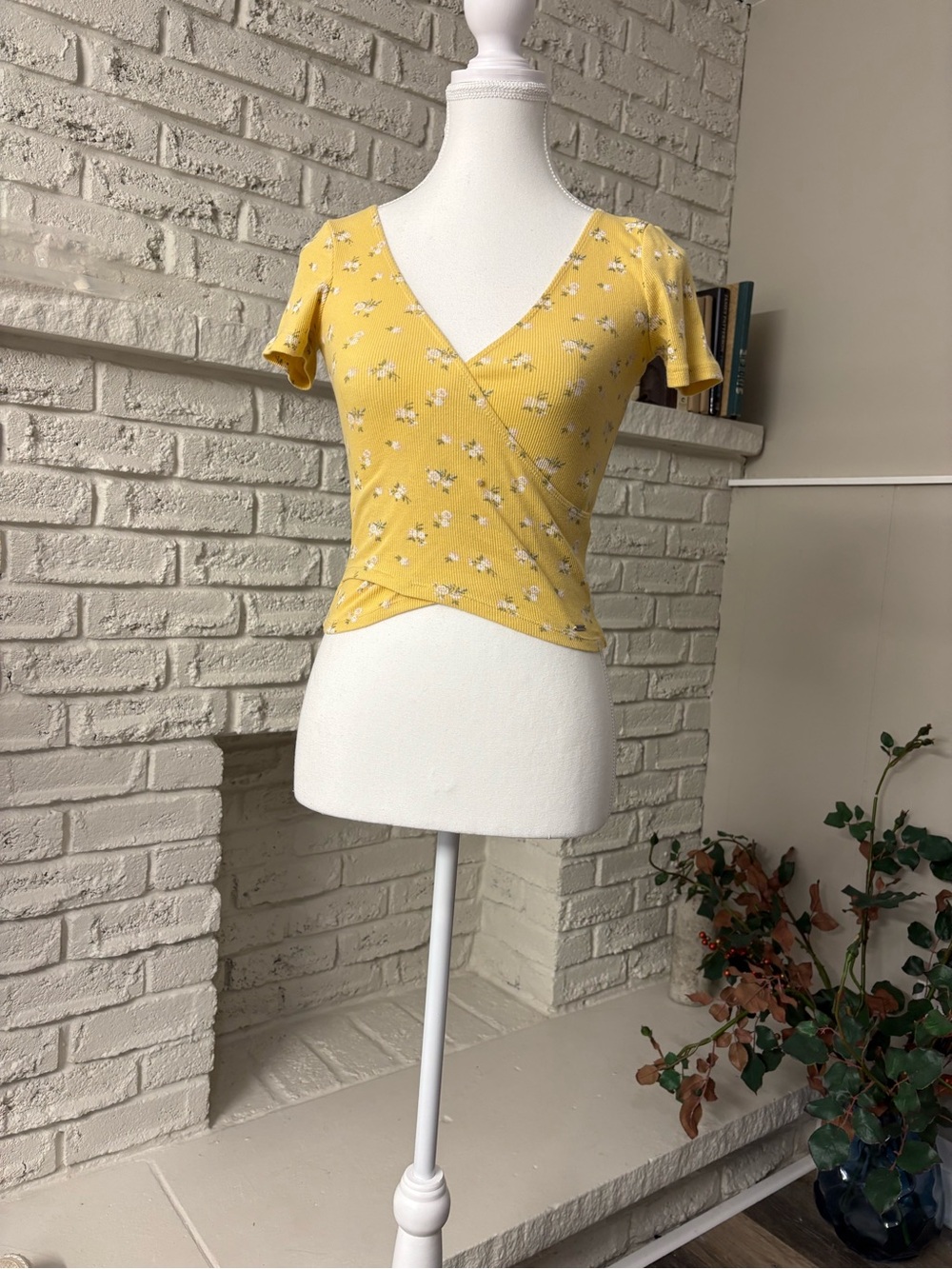 🌼 HOLLISTER CO. MUST-HAVE COLLECTION BABY TEE 🌼  Size XS